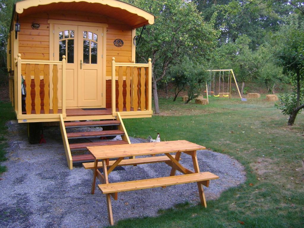 Hostal Les Roulottes De Saint-Sulpice Exterior foto